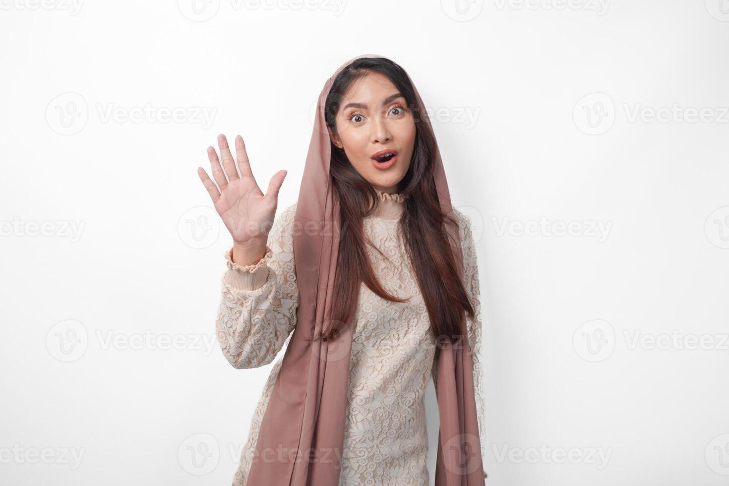portrait de attrayant asiatique musulman femme portant voile hijab donnant nombre un à Dix par main geste, permanent plus de isolé blanc Contexte photo