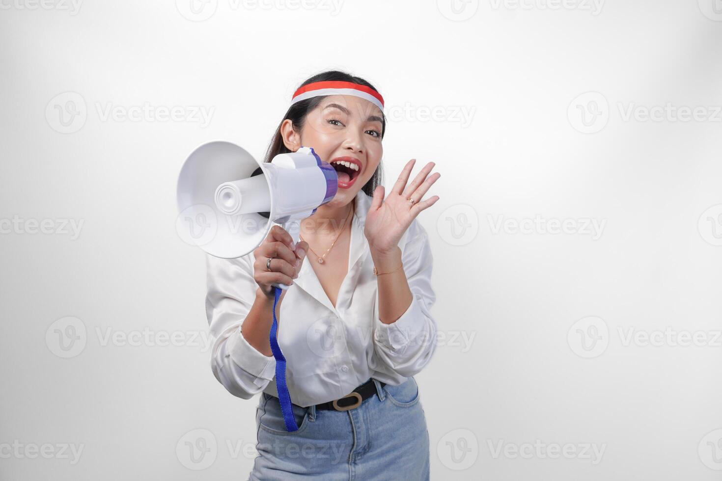 énergique asiatique femme dans décontractée formel tenue portant pays drapeau Bandeau tandis que en portant et en criant à mégaphone, permanent sur isolé blanc Contexte photo