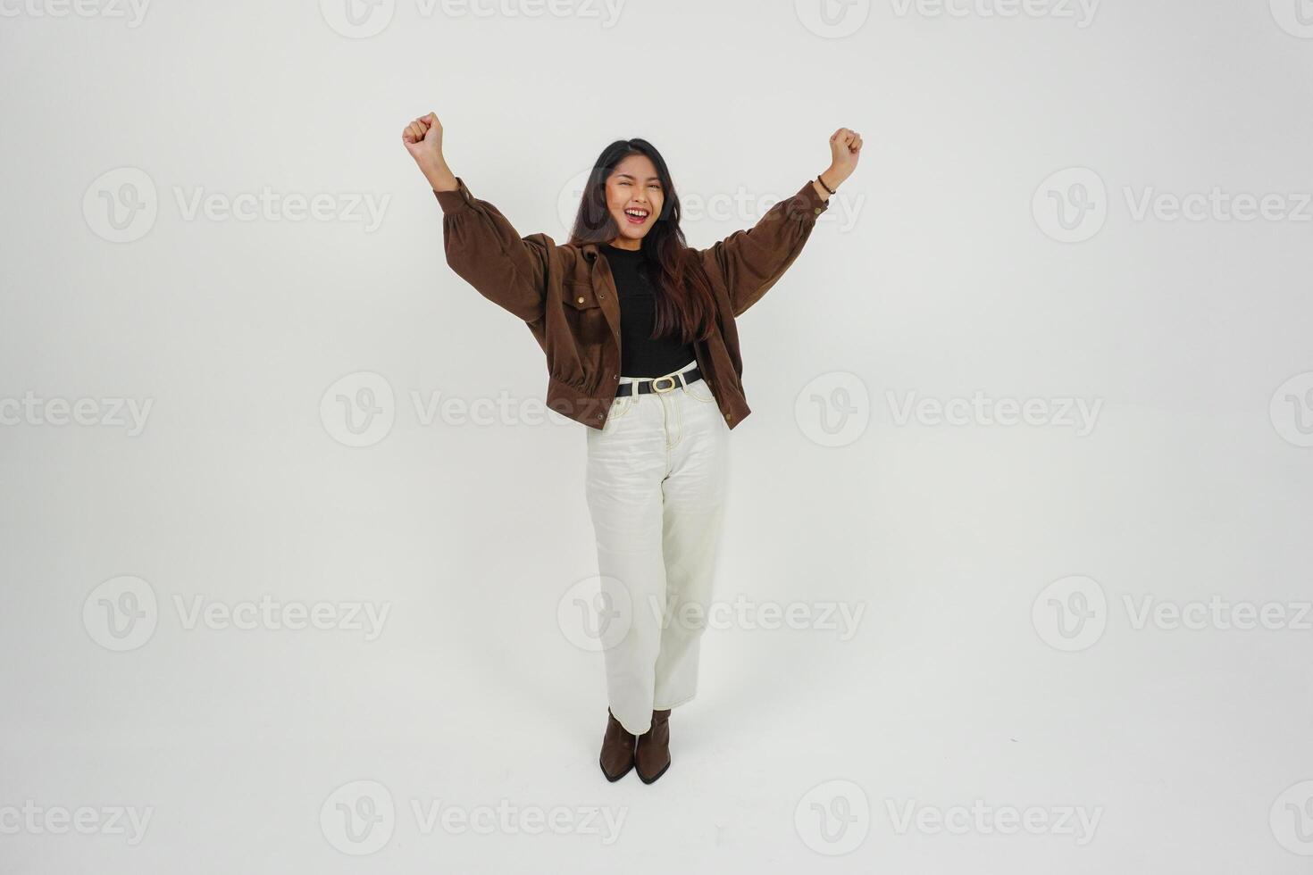 une content Jeune asiatique femme portant décontractée porter est posant à le caméra avec sa mains ouvrir, exprimer liberté et insouciant photo