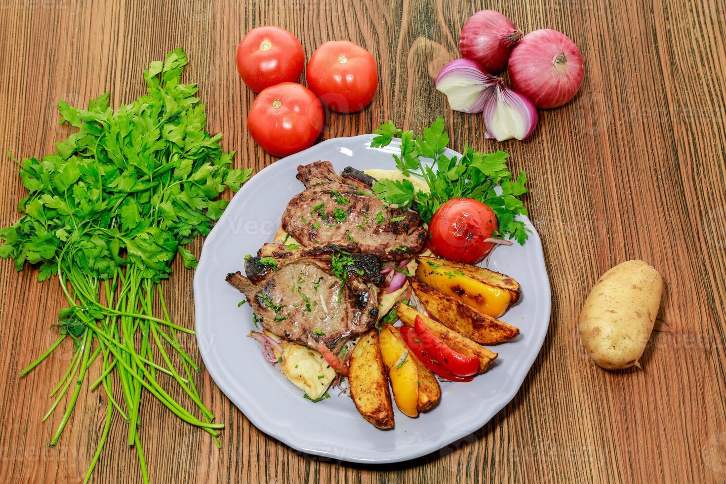 rôti du boeuf nervure œil plat avec Pita pain, tomate, Patate légumes, oignon et coriandre servi dans plat isolé sur table Haut vue de arabe nourriture photo