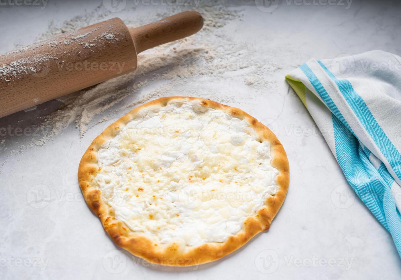 plaine labneh Pizza isolé sur table Haut vue de arabe nourriture photo