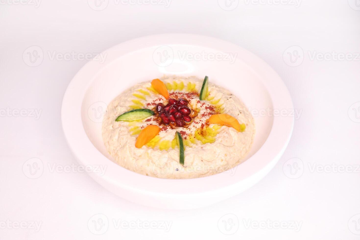 moutabel avec oliver huile, Grenade graines, carotte et concombre servi dans plat isolé sur Contexte côté vue de arabe nourriture photo