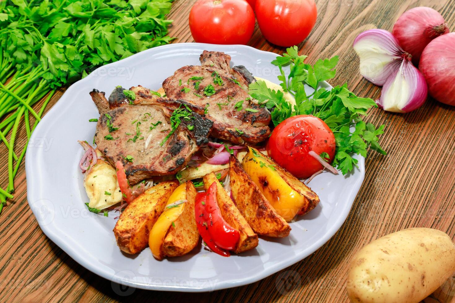 rôti du boeuf nervure œil plat avec Pita pain, tomate, Patate légumes, oignon et coriandre servi dans plat isolé sur table côté vue de arabe nourriture photo