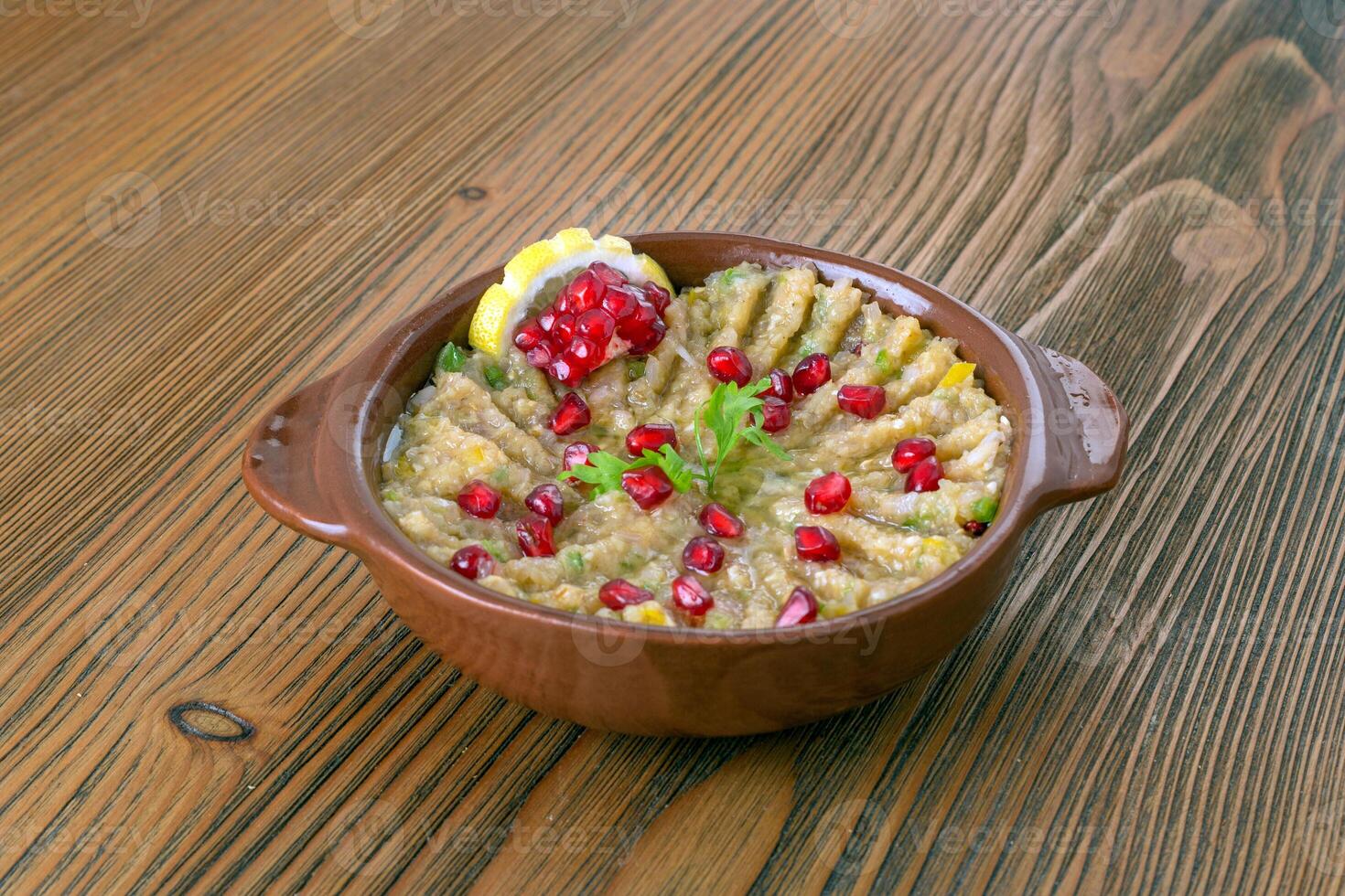 mutabal avec Grenade des graines et citron tranche servi dans plat isolé sur table côté vue de arabe nourriture photo