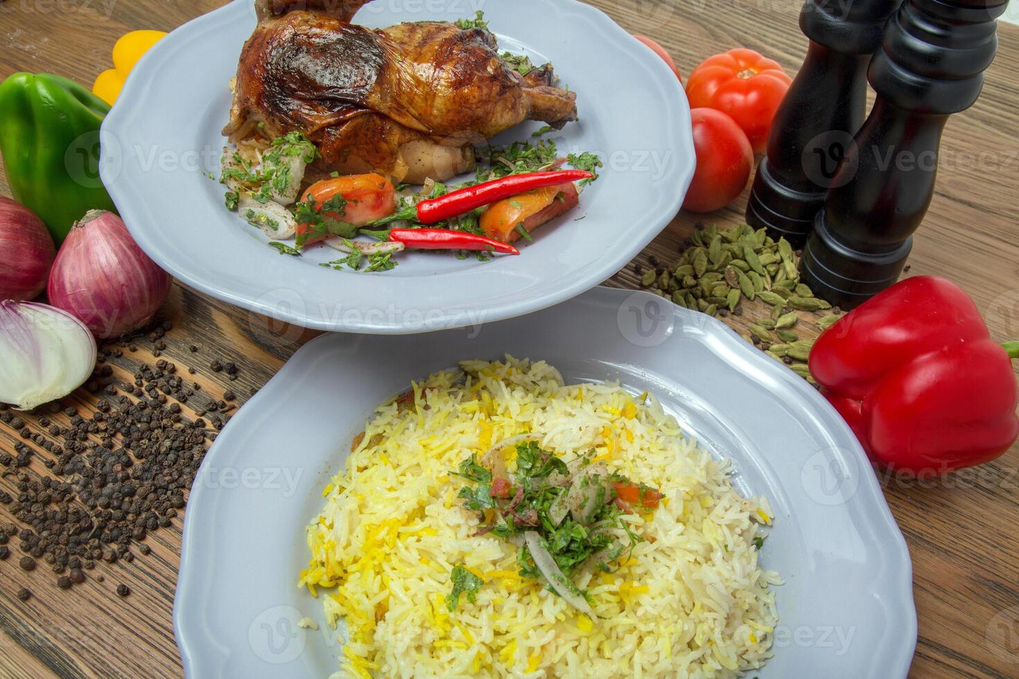 moitié grillé poulet avec Pulao riz biryani, noir poivre, cloche poivrons, tomate et oignon servi dans plat isolé sur table côté vue de arabe nourriture photo