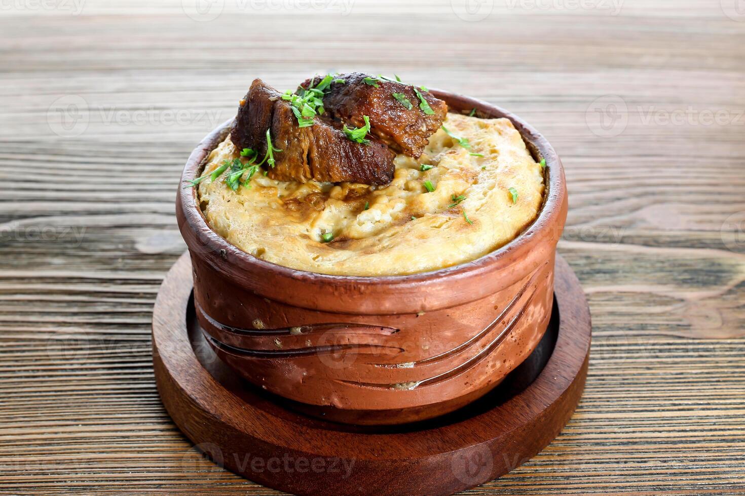 mouammar riz avec Viande du boeuf rôti servi dans argile plat isolé sur table côté vue de arabe nourriture photo