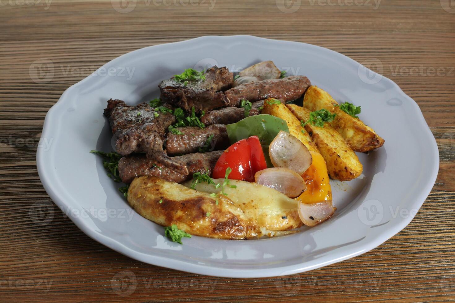 mélanger kofta kabab et agneau hacher avec Patate légumes, tomate et oignon servi dans plat isolé sur table côté vue de arabe nourriture photo