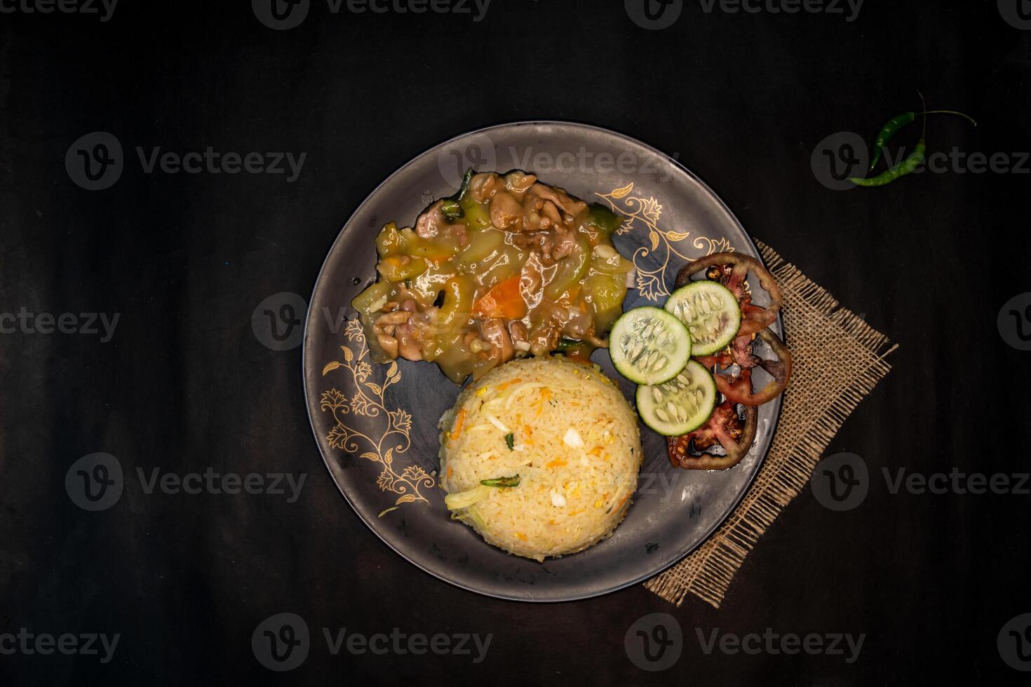 poulet légume frit riz avec carotte, tomate, concombre, œuf, et vert Chili servi dans plat isolé sur serviette de table foncé Contexte Haut vue de Indien Fast food photo