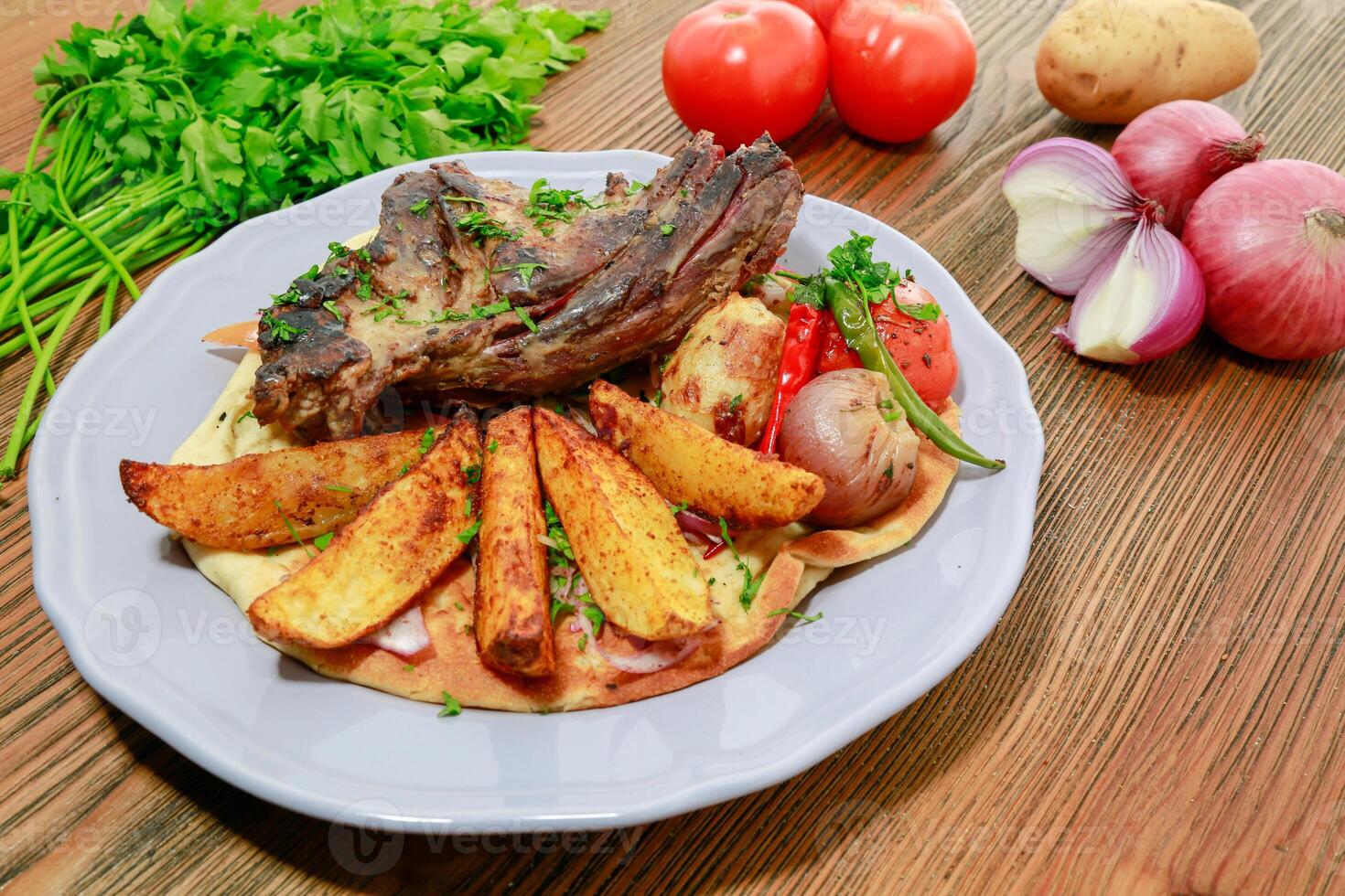 du boeuf rôti nifa nourriture avec Patate légumes, tomate, oignon et coriandre servi dans plat isolé sur table côté vue de arabe nourriture photo