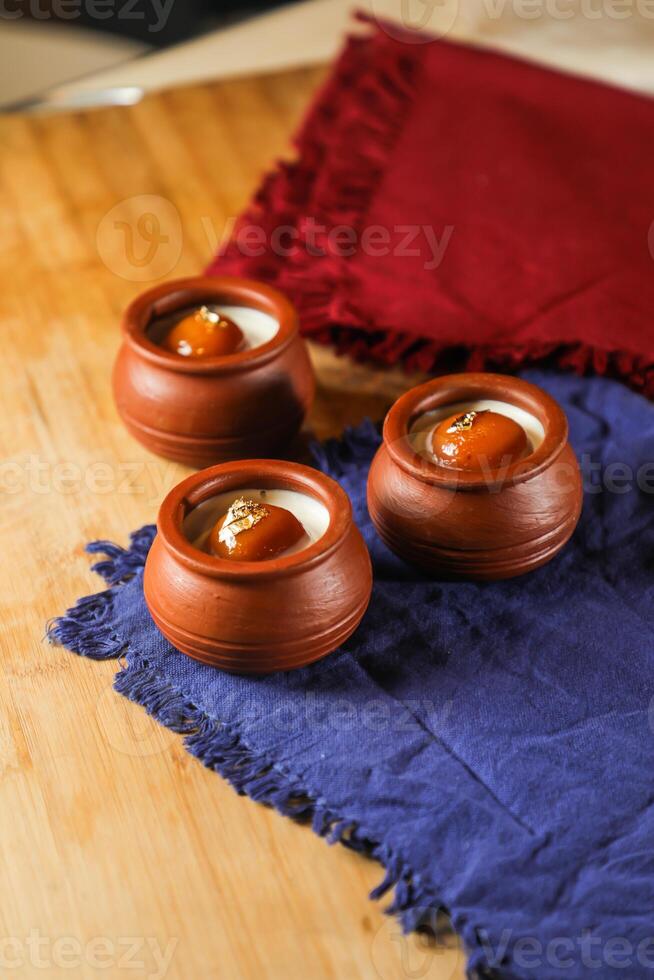 juteux gulab jamun sucré servi dans pot isolé sur tapis Haut vue de Indien, Bangali et pakistanais dessert mithai photo