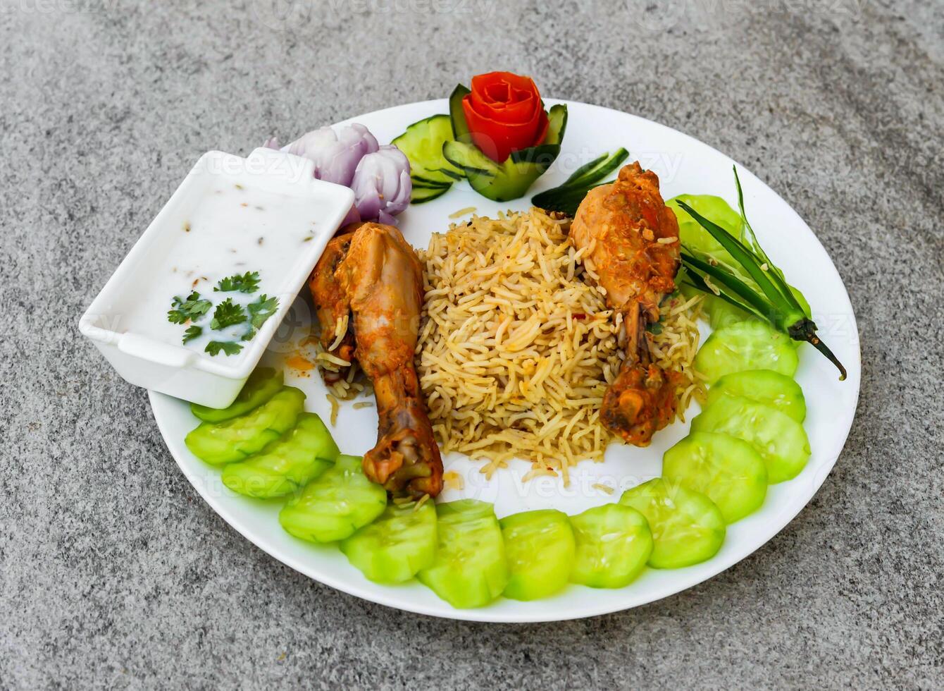 vapeur poulet jambe pièce biryani Pulao riz avec salade et raita servi dans plat isolé sur Contexte Haut vue de Indien épices et pakistanais nourriture photo