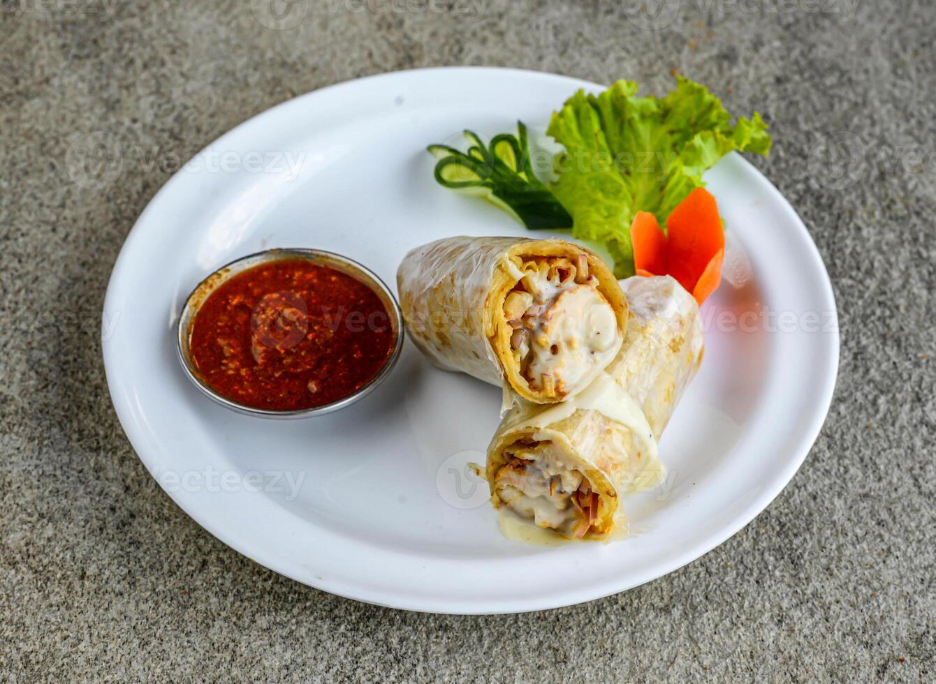 poulet bihari Ail mayo rouleau avec chutney servi dans plat isolé sur gris Contexte côté vue de Indien épices et pakistanais nourriture photo