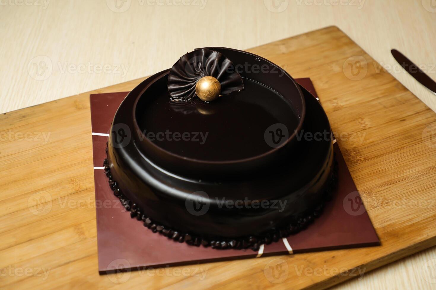 noir forêt gâteau tranche comprendre Chocolat puce sucre cuit isolé sur table Haut vue cuire café photo