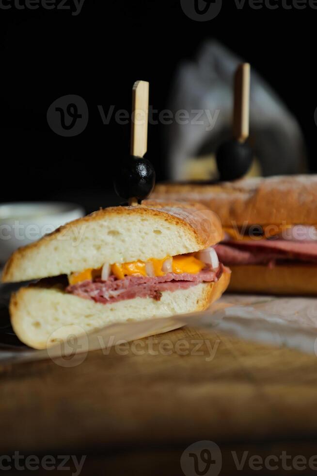 robuste rôti du boeuf Cheddar sandwich avec Mayonnaise tremper avec frites servi dans en bois planche isolé sur serviette de table côté vue de petit déjeuner nourriture photo