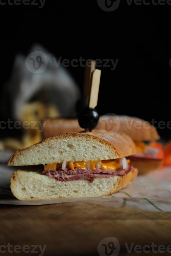 robuste rôti du boeuf Cheddar sandwich avec Mayonnaise tremper avec frites servi dans en bois planche isolé sur serviette de table côté vue de petit déjeuner nourriture photo