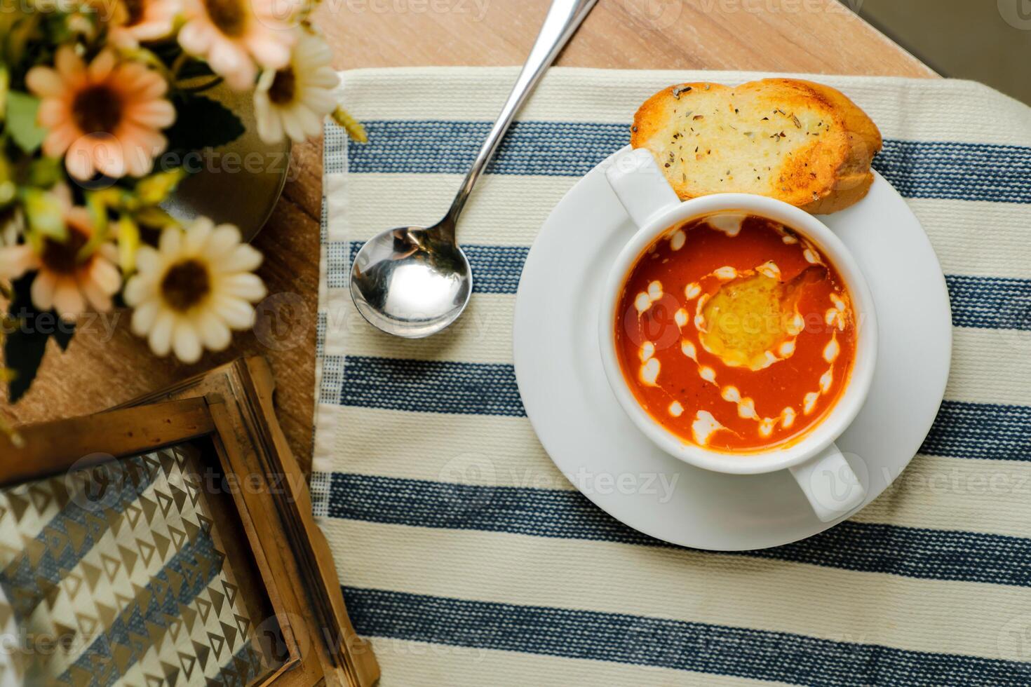 crémeux tomate basilic soupe servi dans bol isolé sur serviette de table Haut vue de chinois soupe photo