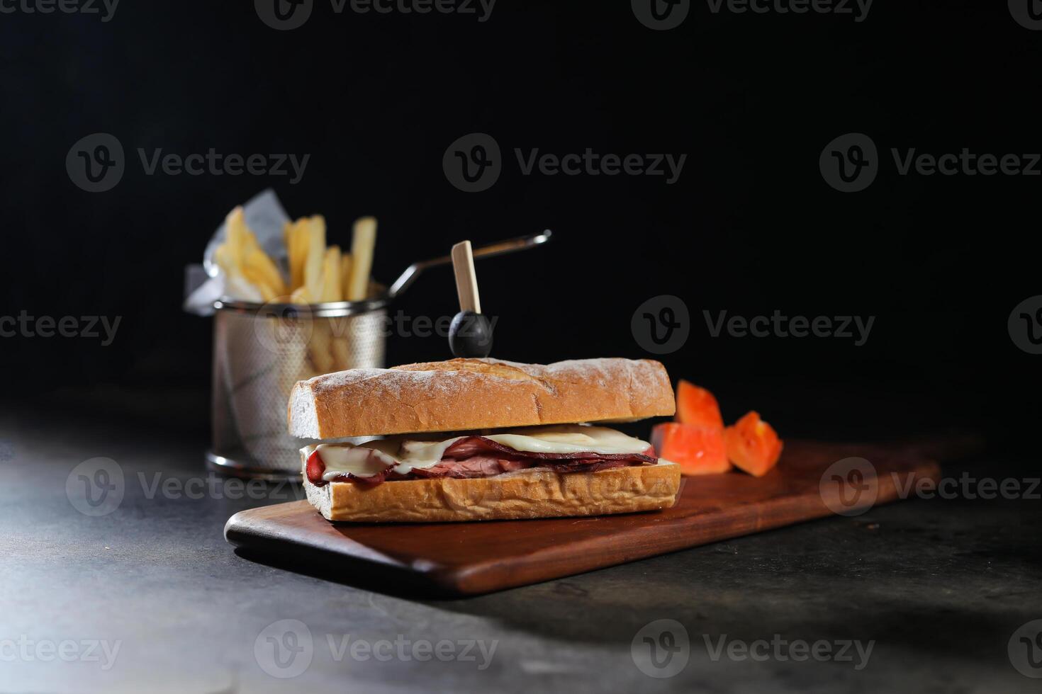 rôti du boeuf sous sandwich avec français frites seau servi sur en bois planche isolé sur foncé Contexte côté vue de petit déjeuner nourriture photo