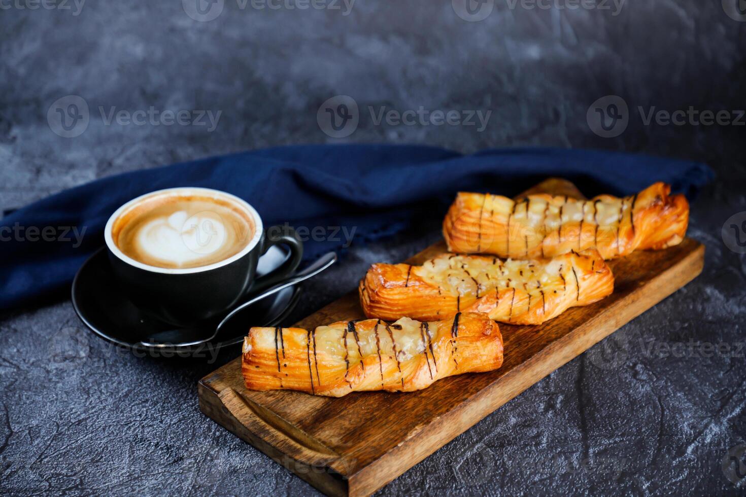 Pomme danois servi sur en bois planche avec tasse de café en retard art isolé sur serviette de table côté vue de français petit déjeuner cuit nourriture article photo