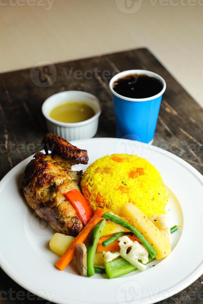 riz avec poulet rôti repas avec salade servi dans assiette avec sauce, du froid boire, cuillère et fourchette isolé sur en bois planche côté vue de thaïlandais nourriture photo