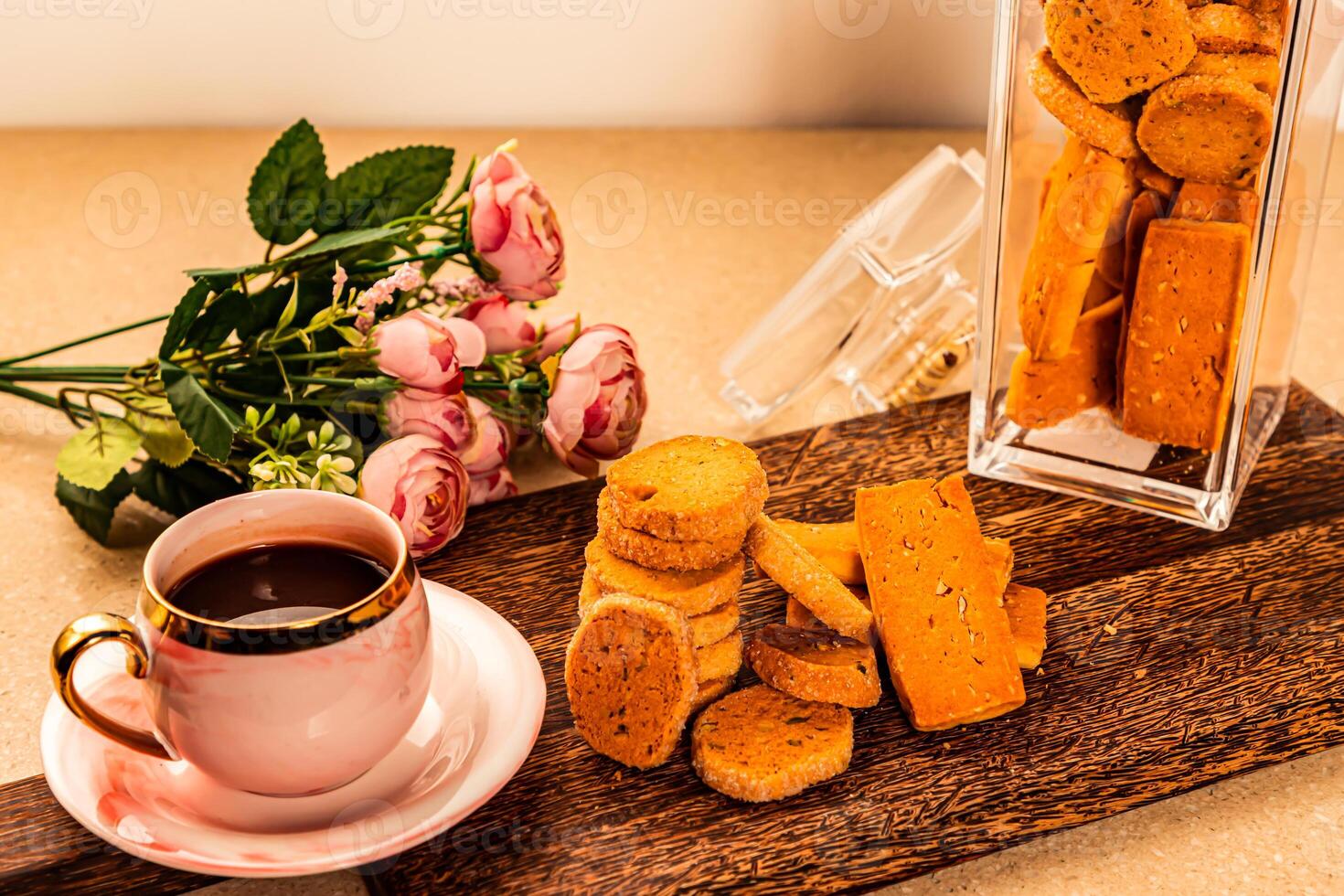 croustillant biscuits des biscuits et tasse de café et fleurs isolé sur en bois planche Haut vue de petit déjeuner boulangerie articles sur table photo