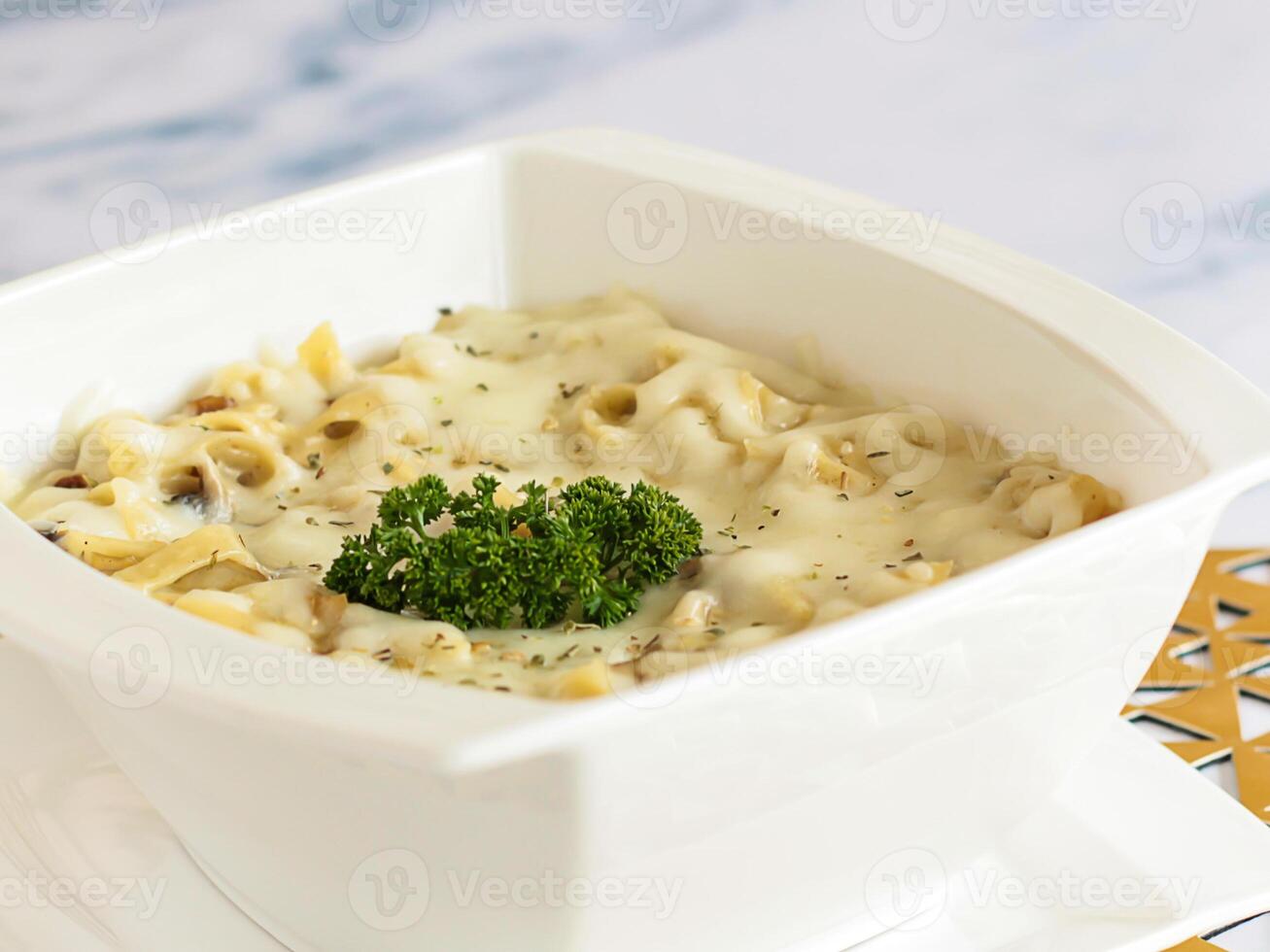 Fettuccine Alfredo ou Penne Alfredo sauce servi dans plat isolé sur table fermer Haut vue de italien nourriture photo