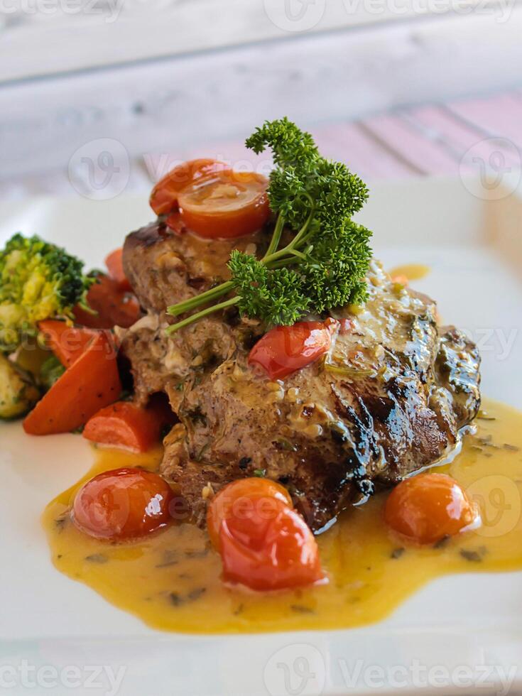 grillé hamour poisson avec sauce, brocoli et tomate servi dans plat isolé sur table fermer Haut vue de grillé Fruit de mer photo