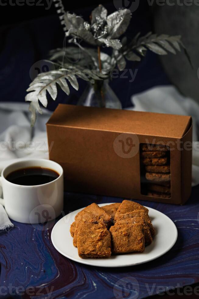 croquant biscuits des biscuits servi dans assiette avec biscuit boîte et noir café isolé sur table côté vue de américain café cuit nourriture photo