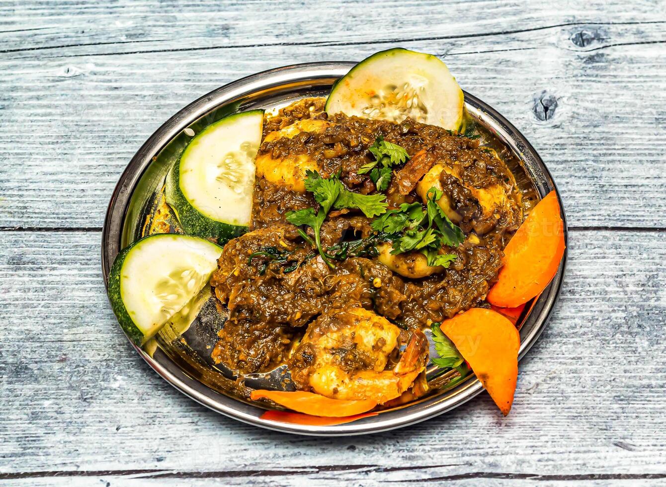 coriandre crevette rôti servi dans plat isolé sur en bois table Haut vue de Indien épicé nourriture photo