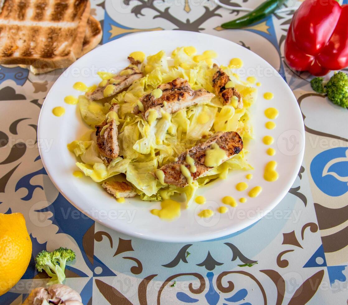 César salade avec mayo sauce servi dans plat isolé sur table Haut vue de arabe nourriture photo