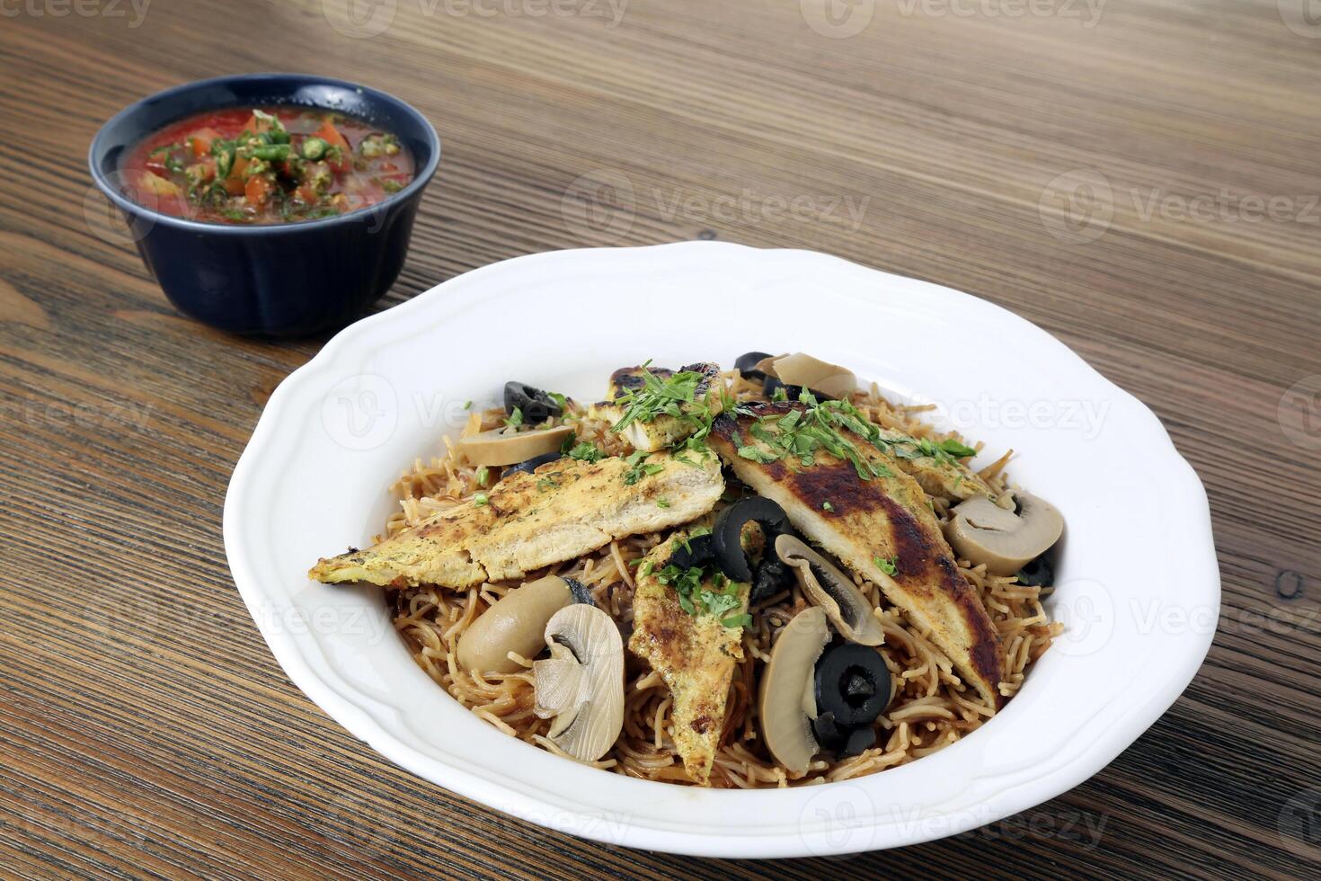 poulet champignon nouilles avec noir olive et tomate sauce servi dans plat isolé sur table côté vue de arabe nourriture photo