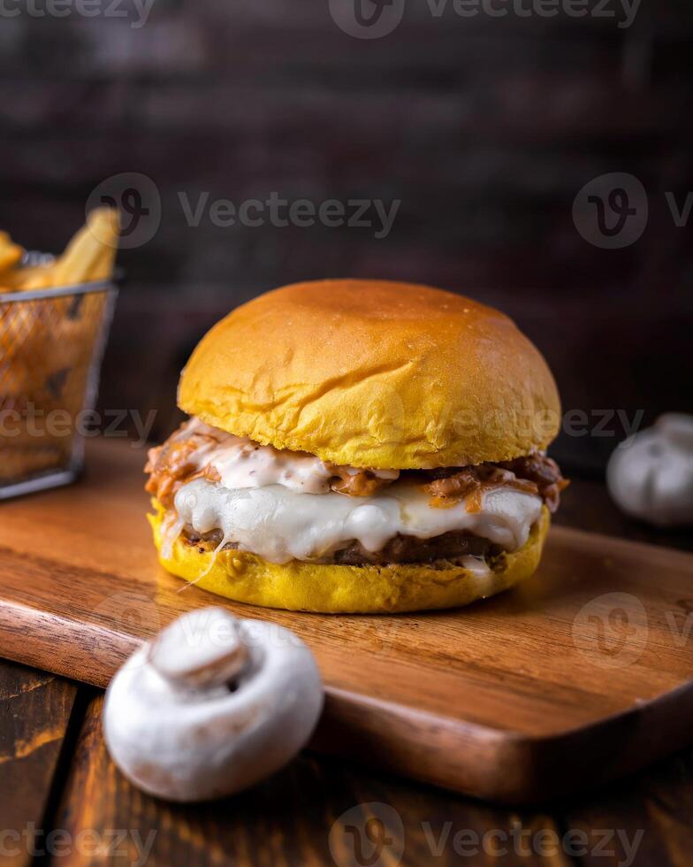 champignon et Suisse Burger servi dans Coupe planche isolé sur en bois table côté vue de arabe nourriture photo