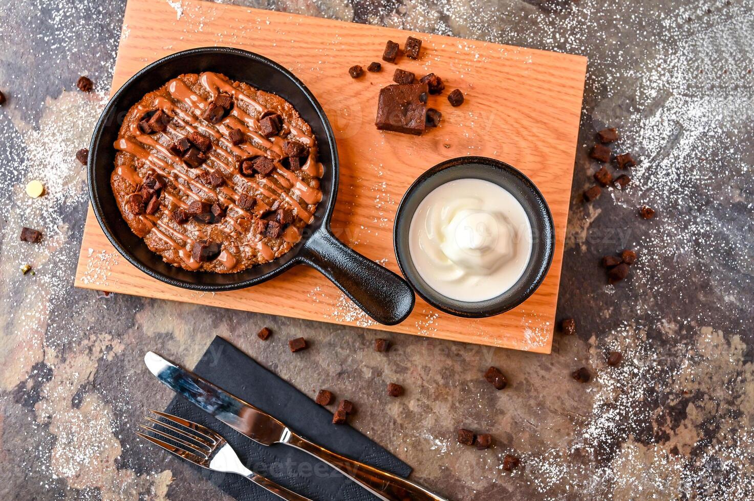 avec blanc chocolat, fouetté crème, couteau et fourchette servi dans plat isolé sur foncé Contexte fermer Haut vue de café cuit dessert nourriture photo