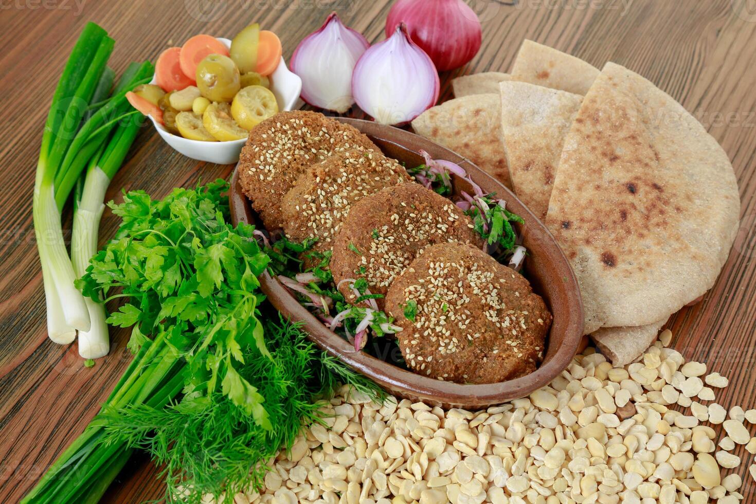 falafel avec sésame des graines oignon, printemps oignon et coriandre servi dans plat isolé sur en bois table Haut vue de arabe nourriture photo