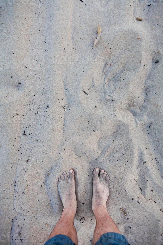 pieds nus pour hommes dans le sable photo