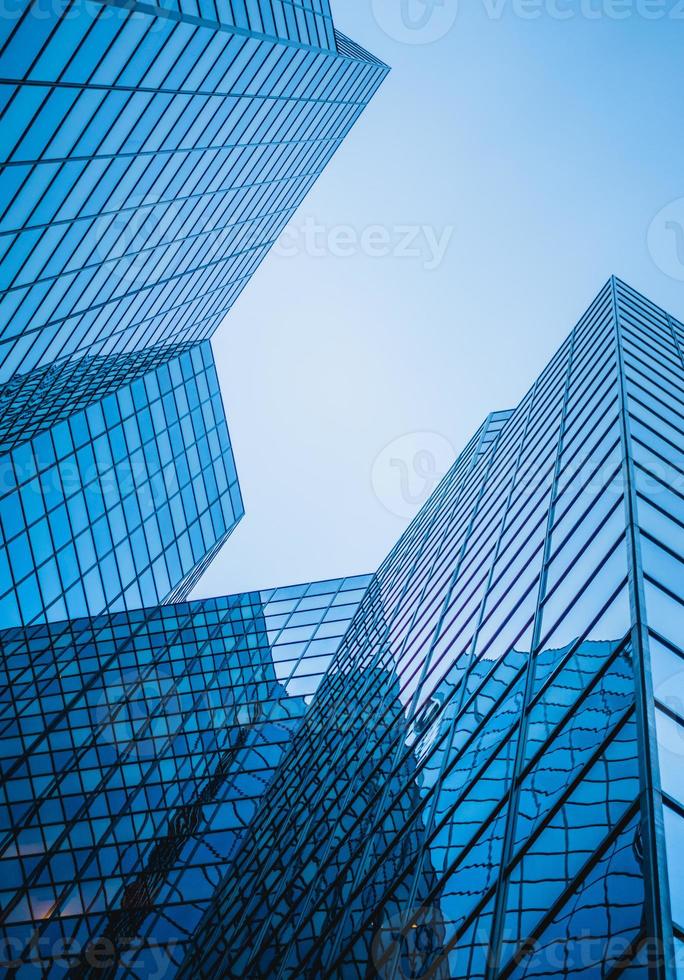 structure abstraite et complexe de gratte-ciel bleu au centre-ville de montréal. photo