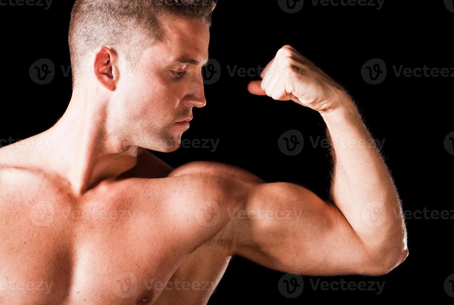 homme montrant des biceps photo