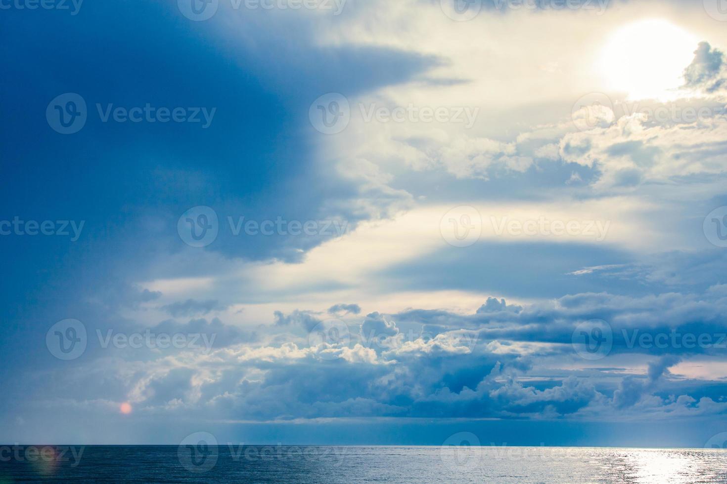 nuages de pluie à l'horizon de la mer photo
