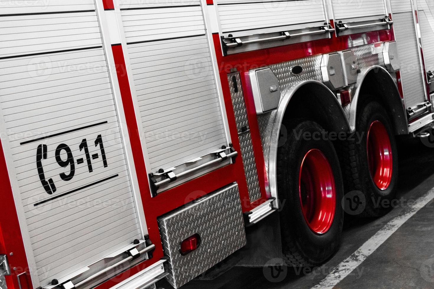 détails du camion de pompier rouge du côté droit photo