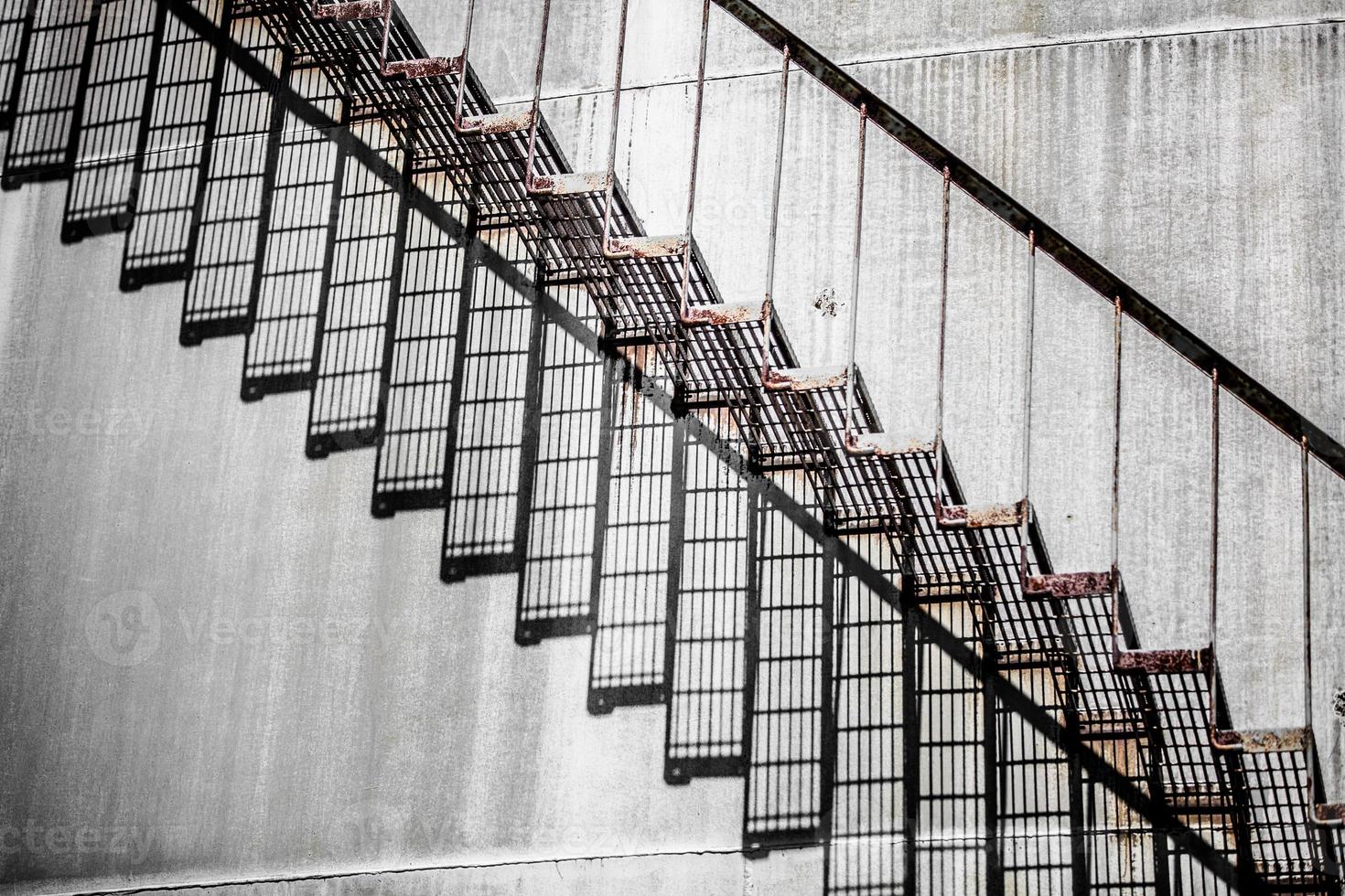 Détail abstrait d'un escalier haut et long d'une raffinerie de pétrole photo