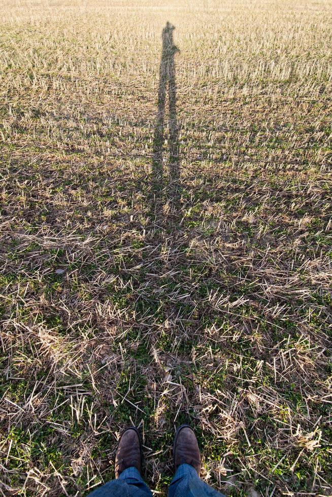 ombre et pieds des agriculteurs photo