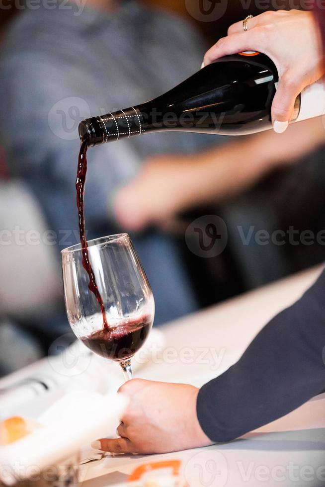 verser le vin rouge dans le verre photo