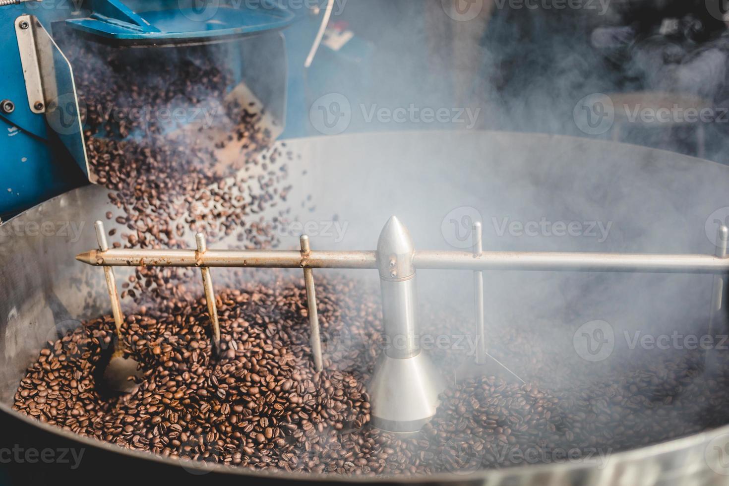 grains de café torréfiés fumant dans un cylindre de refroidissement photo