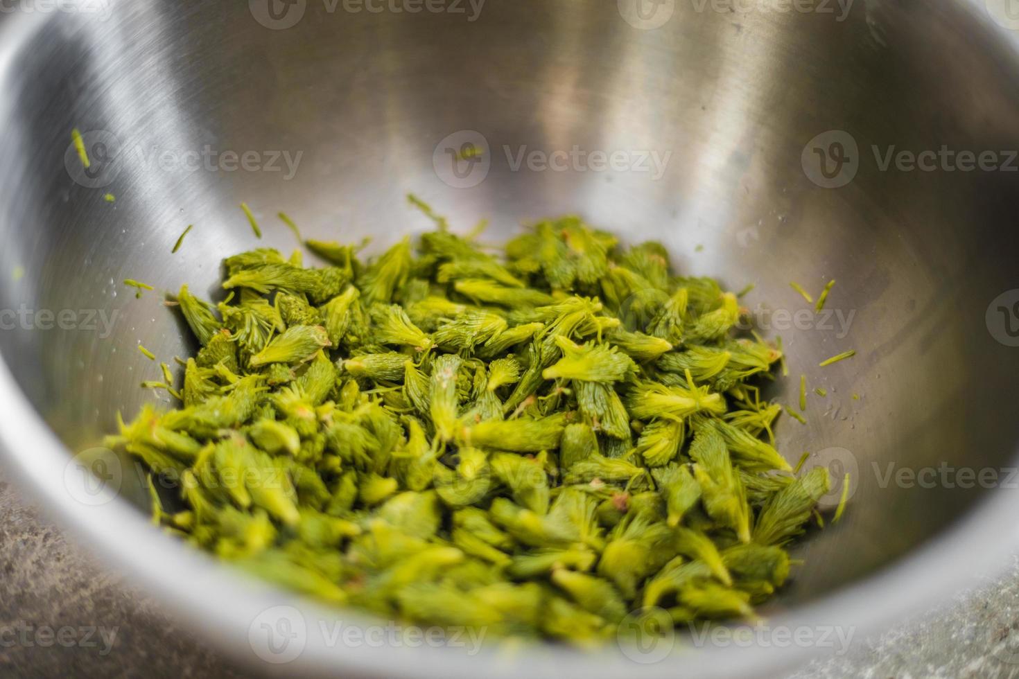 pointes fraîches de sapin dans un bol en inox pour une recette de bière photo