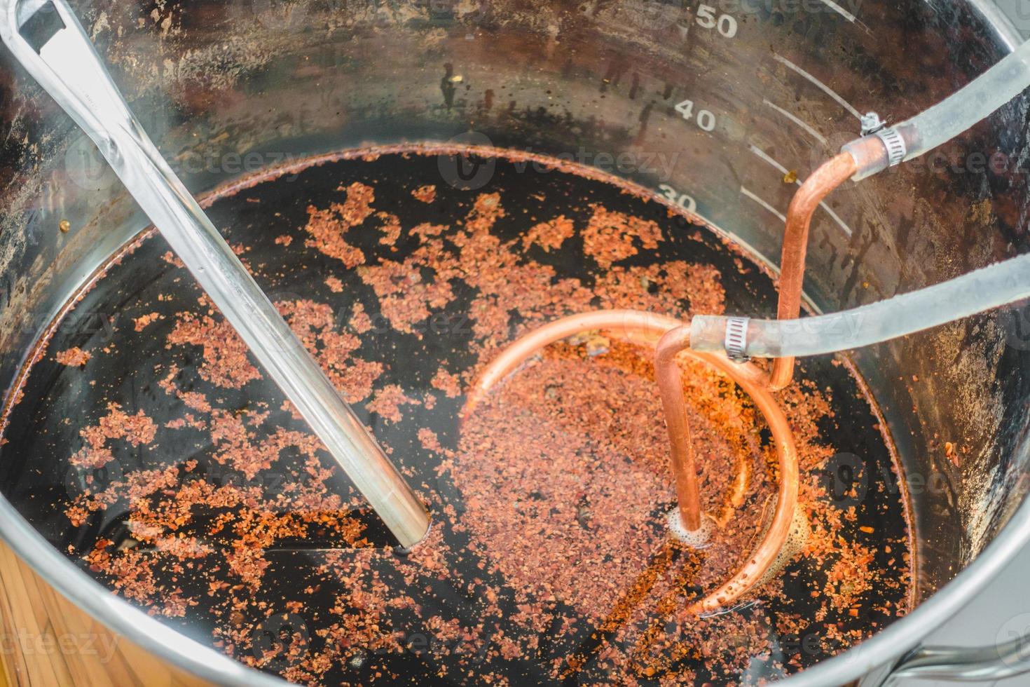 Refroidir une bière brune au cacao dans une bouilloire de brassage maison photo