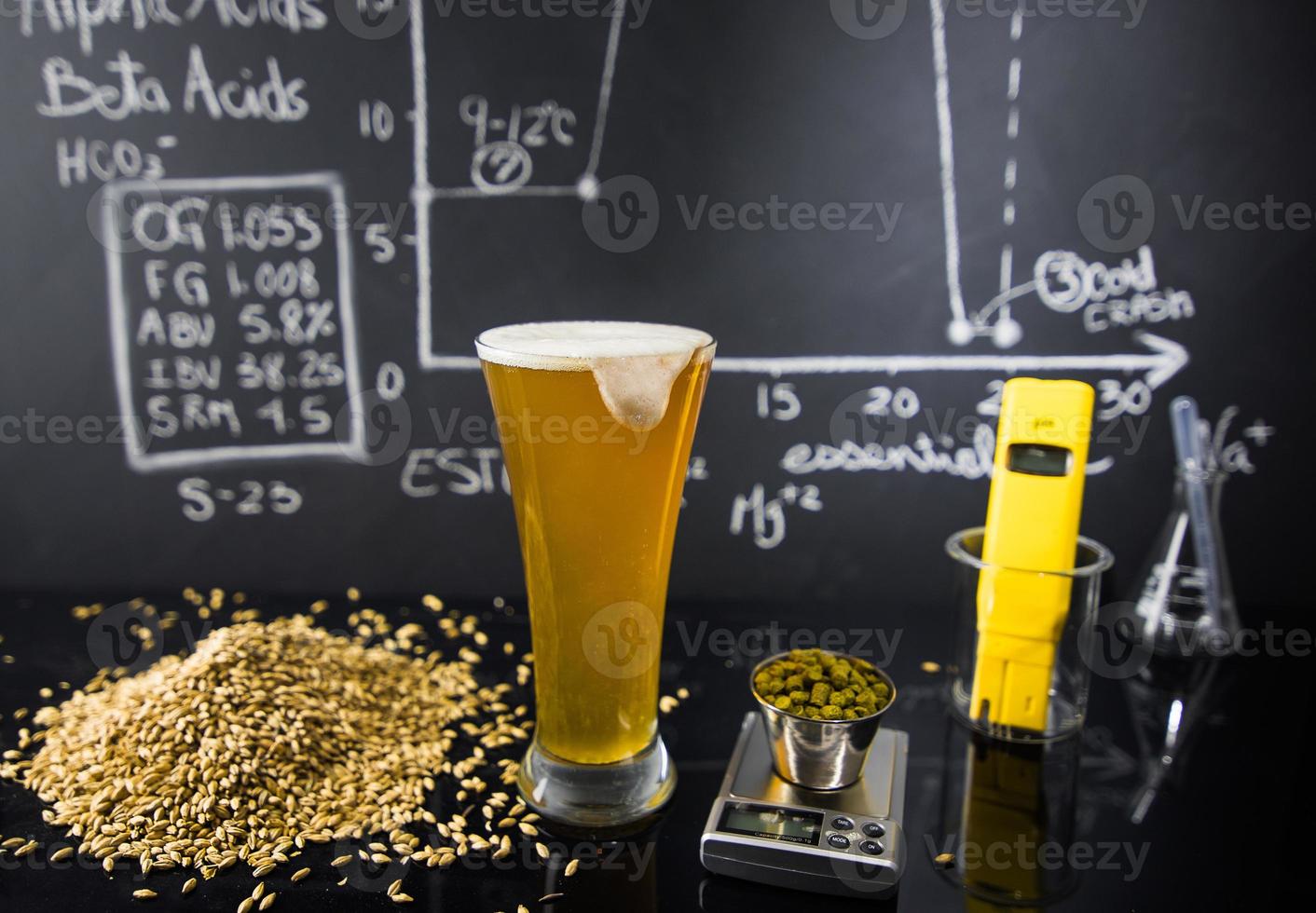 sciences de la bière. tableau noir avec graphique, données et spécifications, houblon, céréales et outils sur le processus de production photo
