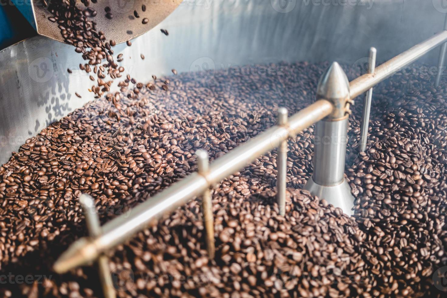 cylindre de refroidissement mélangeant les grains de café chauds torréfiés photo