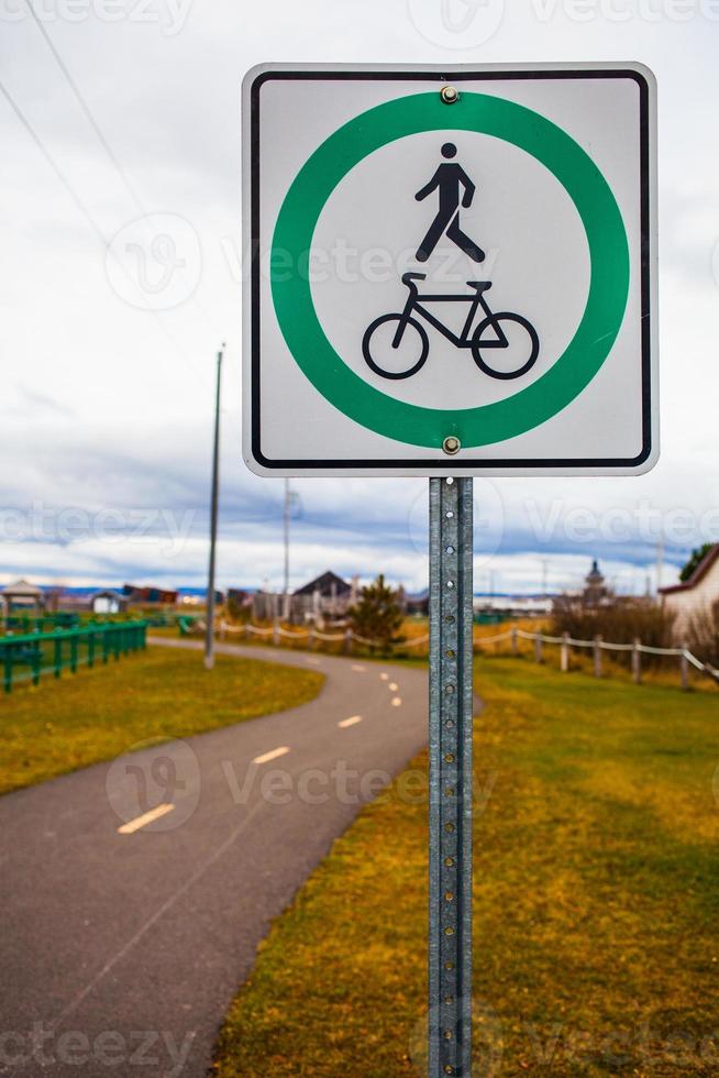 signe de piste cyclable et piétonne et piste floue photo