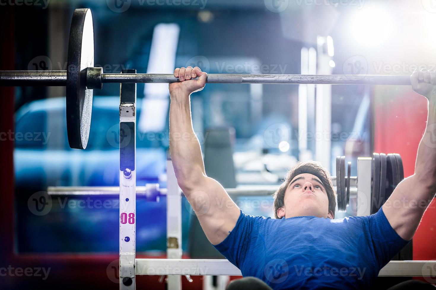 homme, faire, développé couché, dans, gymnase photo