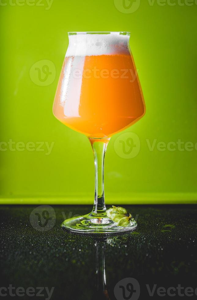 Bière bombe neipa hop sur fond vert photo