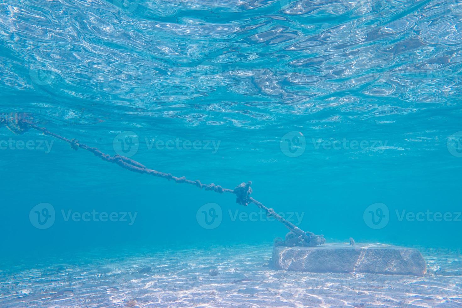 Ancre en béton et vieille vue de corde sous l'eau dans l'océan des Caraïbes photo